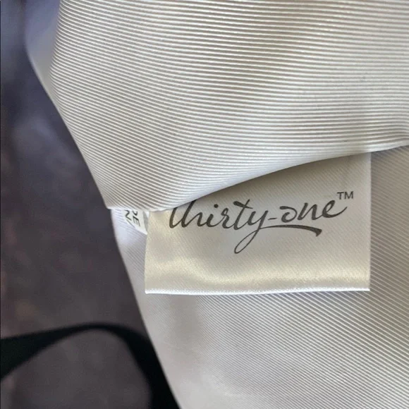 Thirty-one Floral Carry All Tote Black and White Bag - Picture 4 of 6